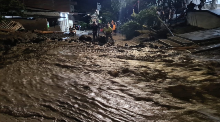 En Dabeiba, las calles quedaron inundadas por el desbordamiento de una quebrada.