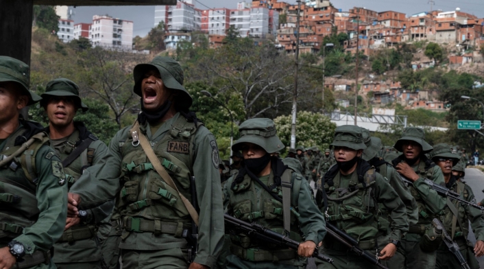 Miembros de la Guardia Nacional Bolivariana enfrentados con disidencias.