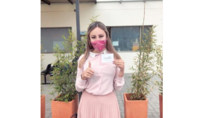 Lady Carolina Cárdenas, politóloga que se saltó la fila de vacunación Lady Carolina Cárdenas, politóloga que se saltó la fila de vacunación