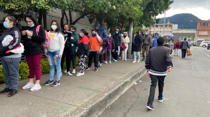 Largas filas a las afueras de Jumbo, sector 20 de Julio en Bogotá.
