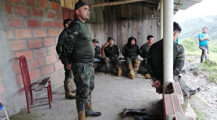 Militares retenidos por indígenas