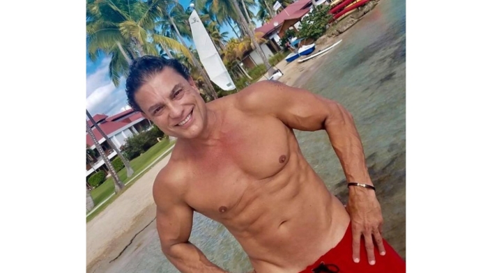 Osvaldo Ríos y su cuerpo fit a los 60 años