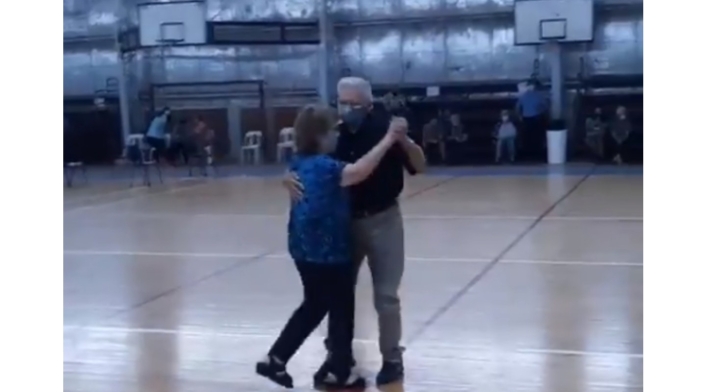 Pareja celebra su aniversario con romántico vals