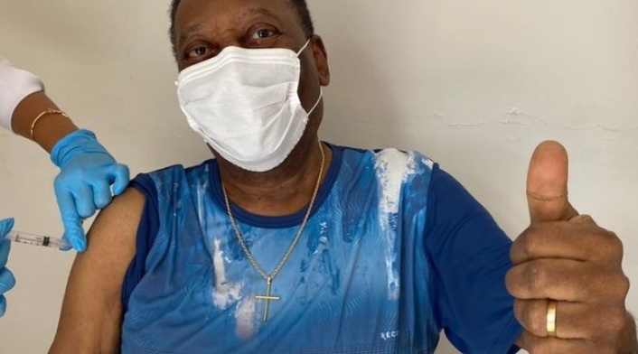Pelé recibiendo la Vacuna del Covid