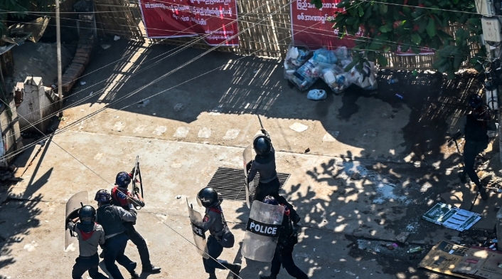 Acusan a policías de agredir a manifestantes en protestas en Birmania