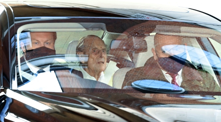 Príncipe Felipe, esposo de la Reina Isabel, saliendo del hospital