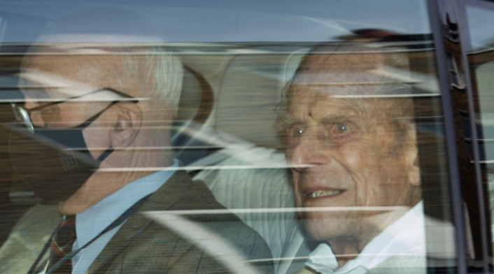 Príncipe Felipe, esposo de la Reina Isabel, saliendo del hospital