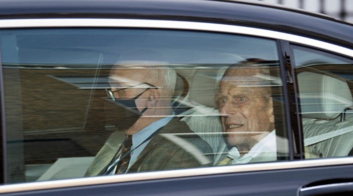 Príncipe Felipe, esposo de la Reina Isabel, saliendo del hospital