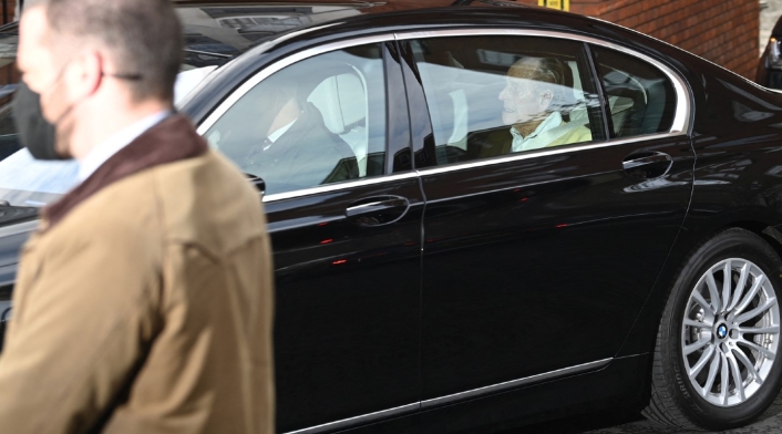 Príncipe Felipe, esposo de la Reina Isabel, saliendo del hospital