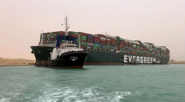Buque queda encallado en el Canal del Suez