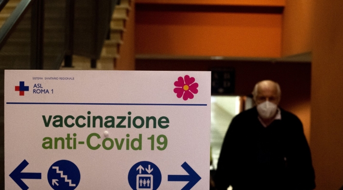 Vacunación contra covid-19 en Roma, Italia.