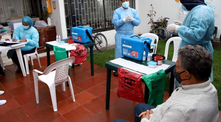 Vacunación de adultos mayores /Vacuna contra covid / Vacunación en Colombia