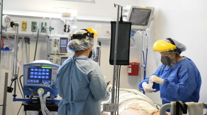 Paciente en una cama de cuidados intensivos Paciente en una unidades de cuidados intensivos