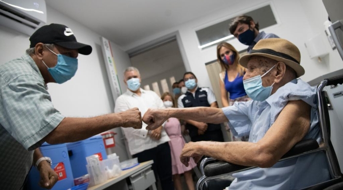 Adel Mass Arcón de 97 años se convierte en el vacunado un millón en Colombia