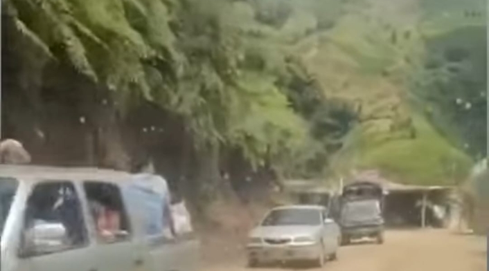 Vehículos saliendo de El Plateado
