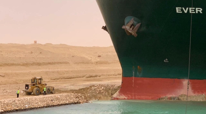 Buque Ever Given que bloquea el canal de Suez