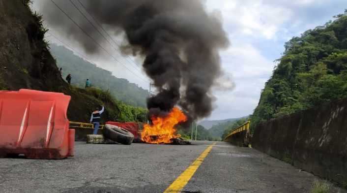 Bloqueada vía Buenaventura, comunidades indígenas queman llantas.