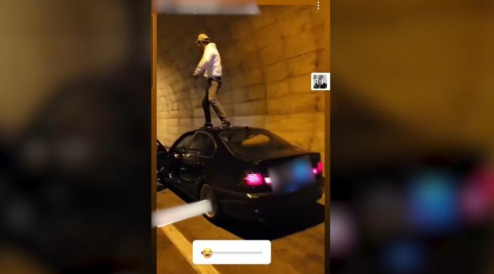 Hombre baila sobre su carro en movimiento