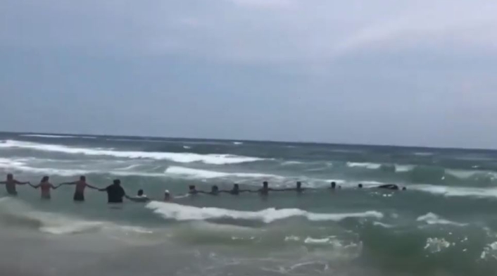 Cadena humana en playa de EE.UU.