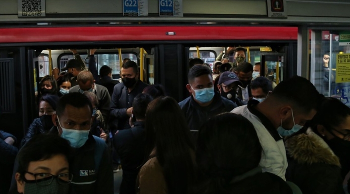 La baja afluencia de pasajeros durante los confinamientos generados por la pandemia acabó afectando a los sistemas masivos de transporte. Aglomeración de Transmilenio en pleno tercer pico de contagios de covid-19