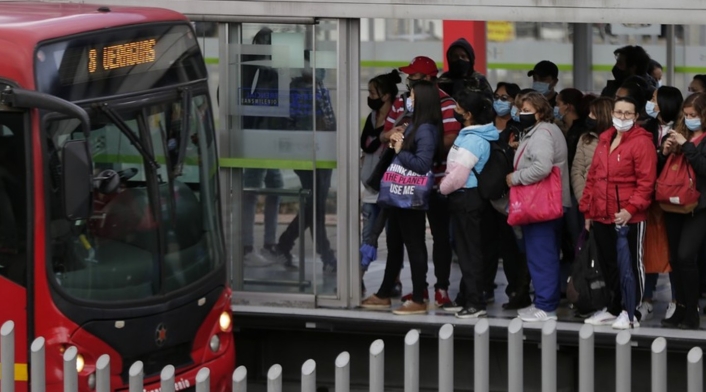 Aglomeración en Transmilenio no permite el distanciamiento social requerido.