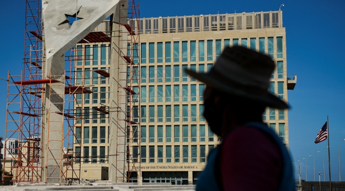 Frente a Embajada de EE.UU. en Cuba ponen enorme monumento de bandera