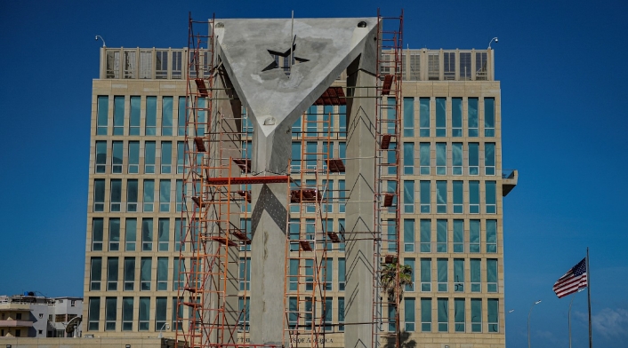 Frente a Embajada de EE.UU. en Cuba ponen enorme monumento de bandera