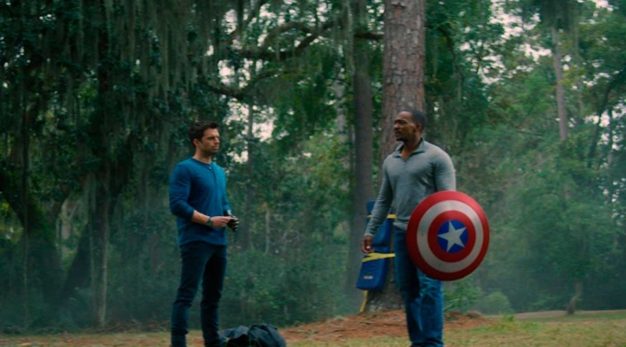Sam Wilson usa el escudo del capitán américa