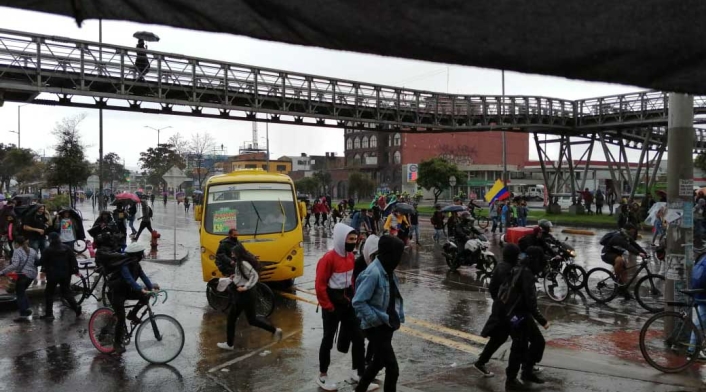 Manifestación del paro nacional avanza en medio de la lluvia Manifestación del paro nacional avanza en medio de la lluvia