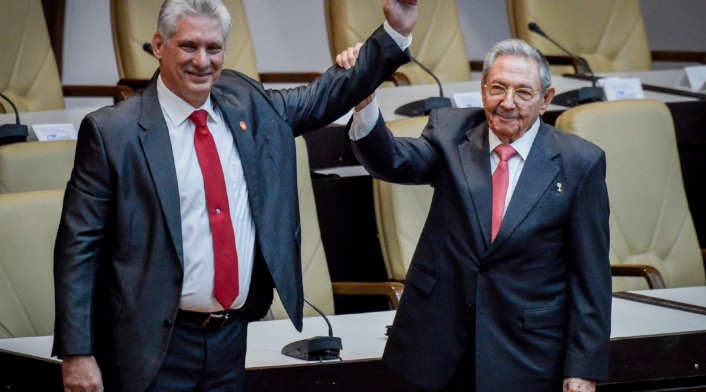 Miguel Díaz-Canel junto a Raúl Castro