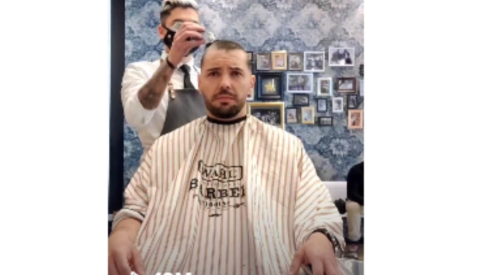 Peluquero conmueve al mundo hasta las lágrimas al raparse en solidaridad con su amigo con cáncer