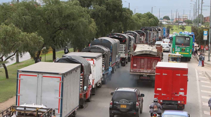 Conductores de vehículos de carga realizan plantón en Bogotá