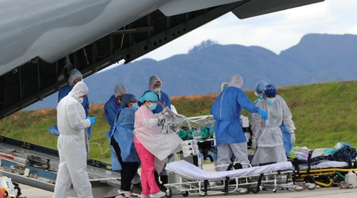 En medio de estrictas medidas de seguridad, la fuerza aérea logró el traslado de varios pacientes a la capital del país.