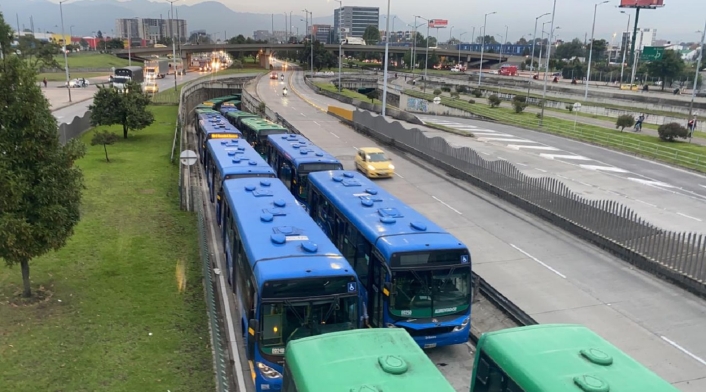 Conductores de Transmilenio salieron a protestar este martes en el portal El Dorado