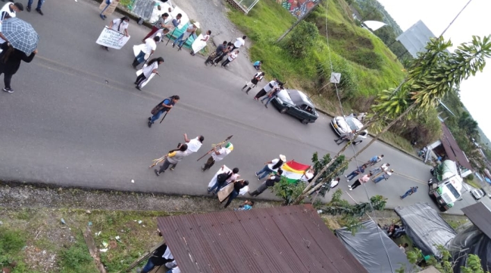 Indígenas bloquean vía al mar