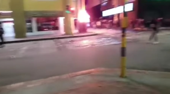 Momento exacto de la agresión a los Policías