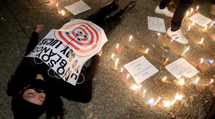 Protesta en contra de los jóvenes que han sido atacados durante las manifestaciones en Colombia.