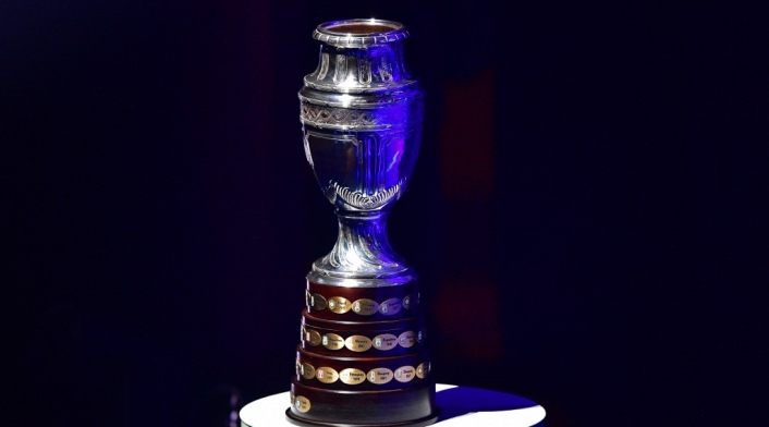 La Copa América inicialmente iba a ser realizada en Colombia y Argentina. Trofeo de Copa América 2021