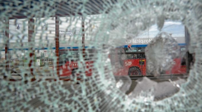 Vandalismo contra una de las estaciones de Transmilenio, en el sur de Bogotá.