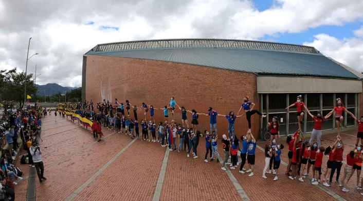 Más de 200 porristas protestan por falta de inversión al deporte en Bogotá