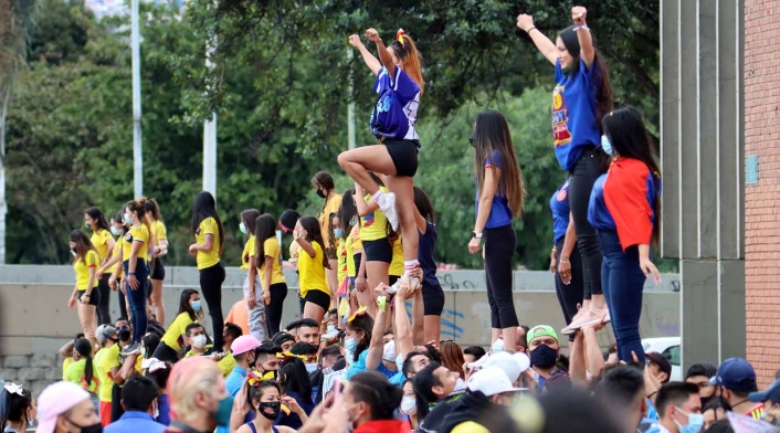 Más de 200 porristas protestan por falta de inversión al deporte en Bogotá