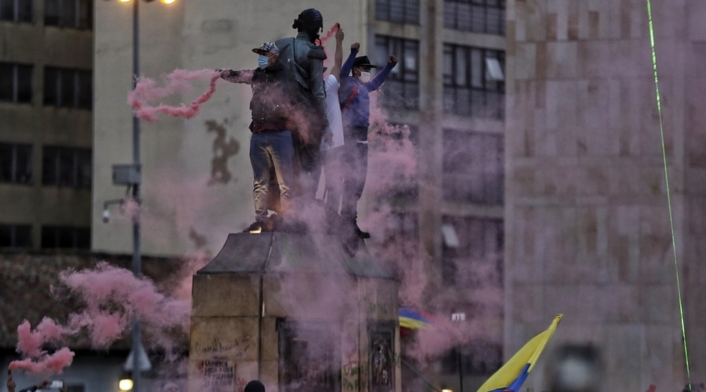 A estatua de Simón Bolívar en centro de Bogotá le prendieron fuego