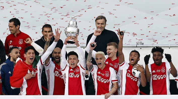 Ajax, campeón en Países Bajos, funde trofeo para repartirlo entre hinchas