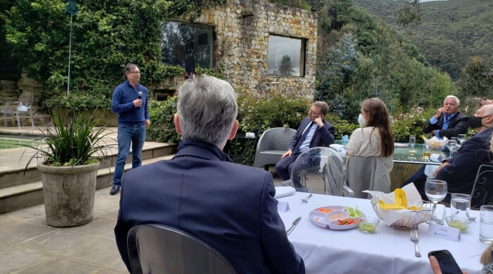 Gustavo Petro en reunión con empresario del país en pleno paro nacional.