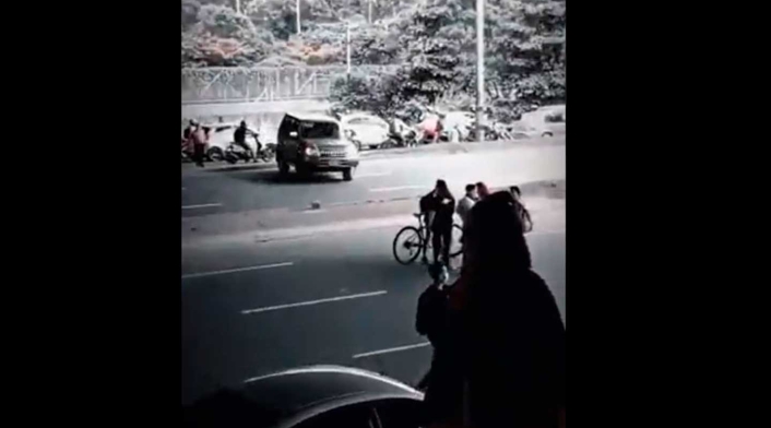Camioneta dispara en medio de manifestación en Medellín Camioneta dispara en medio de manifestación en Medellín