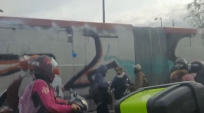 Ciudadanos pintaron un Transmilenio a plena luz del día