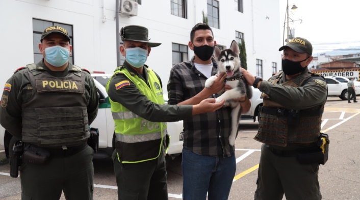 Raiven con su dueño y la Policía Rescatan a perrita en Bucaramanga