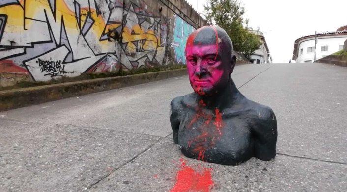 Fue derribada por manifestantes en Manizales