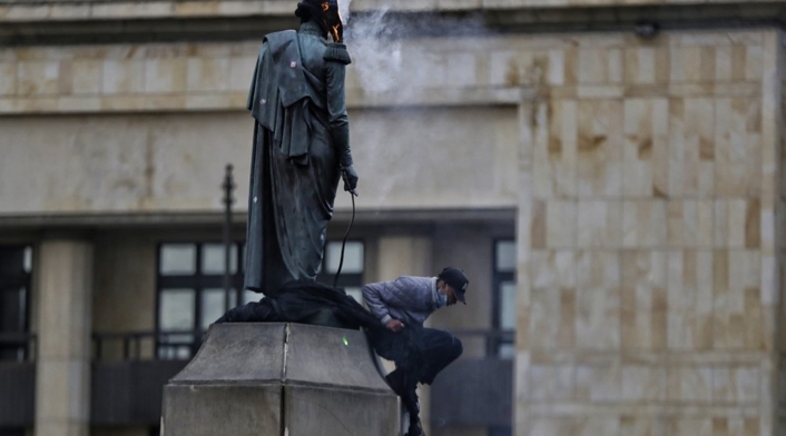 A estatua de Simón Bolívar en centro de Bogotá le prendieron fuego