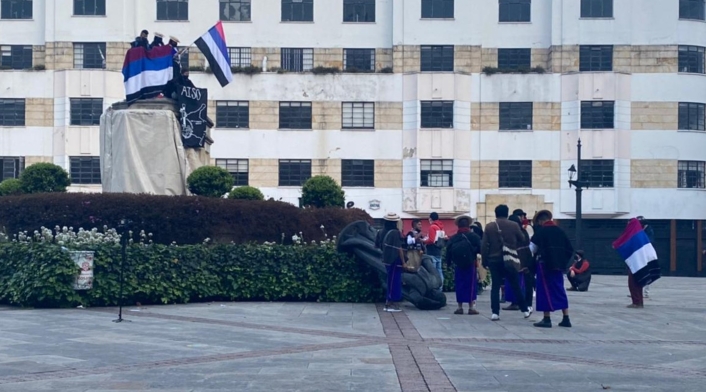 Derriban estatua de Gonzálo Jiménez de Quesada en Bogotá